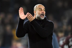 HLV Pep Guardiola gia hạn hợp đồng với Man City 