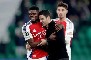 Arsenal chia tay trụ cột