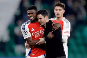 Arsenal chia tay trụ cột