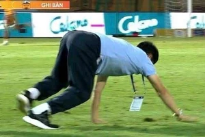 Lý giải ‘hành động kỳ lạ’ của HLV Nguyễn Tiến Thành