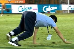 Lý giải ‘hành động kỳ lạ’ của HLV Nguyễn Tiến Thành