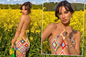 Tình cũ Dele Alli khoe dáng nuột nà giữa cánh đồng hoa cải