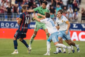 Một phút thiếu kiềm chế, thủ môn La Liga 2 bị treo giò 13 trận