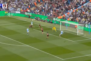 De Bruyne bỏ lỡ pha ghi bàn khó tin tại Etihad, đến vợ con cũng ngỡ ngàng