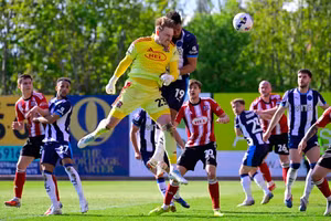 Thủ môn ghi bàn khó tin, Cardiff thăng hạng bóng đá Anh