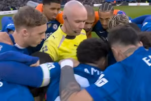 Hành động ‘lạ’ của trọng tài trận Chelsea thua Newcastle ở Ngoại hạng Anh 