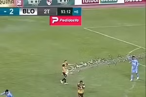 Video: Trúng pháo sáng, cầu thủ chấn thương hy hữu 