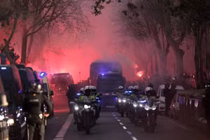 Cổ động viên 'chiêu trò' vẫn không cứu nổi Barcelona