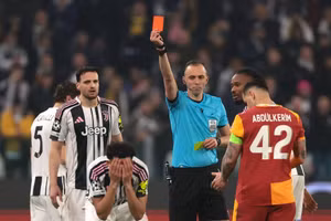 Hậu vệ Juventus vô cùng tức giận khi bị phải nhận thẻ đỏ.