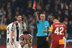 Hậu vệ Juventus vô cùng tức giận khi bị phải nhận thẻ đỏ.