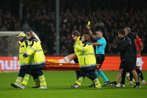 Hy hữu: Cầu thủ đang nằm cáng rời sân vẫn phải nhận thẻ vàng ở Europa League