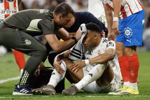 Real Madrid ‘dâng’ ngôi vương La Liga cho Barcelona