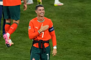 Thủ quân Bồ Đào Nha ăn mừng với niềm tự hào đất nước.