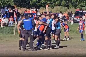 Cầu thủ ‘nổi điên’ húc đầu khiến trọng tài gãy 2 răng