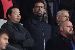 Tân HLV Van Nistelrooy dự khán, Leicester thua tan tác