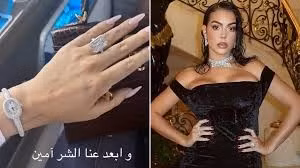 Bạn gái Ronaldo khoe nhẫn, rộ tin đồn đã kết hôn