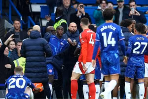 Video: Cầu thủ Chelsea tát đối thủ gây sốc 