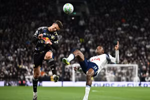 Tottenham lại 'lún thêm một bước' trong cuộc chiến trụ hạng 