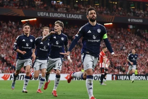 Thủ quân Man Utd đi vào lịch sử