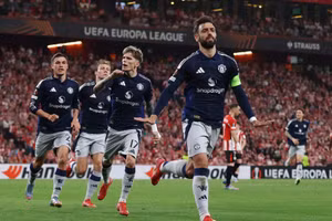 Thủ quân Man Utd đi vào lịch sử