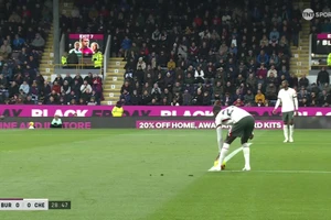 Thoát phạt đền khó tin, Chelsea ‘làm nên việc lớn’