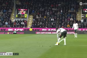 Thoát phạt đền khó tin, Chelsea ‘làm nên việc lớn’