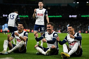 Vùi dập Man City tại Etihad, cầu thủ Tottenham ăn mừng lạ mắt