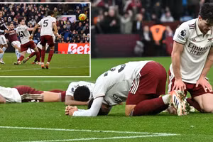 Chùm ảnh nhiều cầu thủ Arsenal đổ gục xuống sân Villa Park