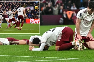 Chùm ảnh nhiều cầu thủ Arsenal đổ gục xuống sân Villa Park