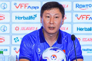 HLV Kim Sang-sik ấn tượng bầu không khí cuồng nhiệt trên sân Thiên Trường