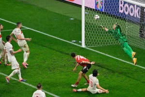 Chùm ảnh: Thủ môn cứu thua không tưởng, Thổ Nhĩ Kỳ vào tứ kết EURO 2024 