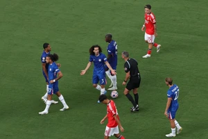 Gián đoạn trận Chelsea đụng độ Benfica ở Club World Cup