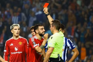 Thủ quân Man Utd tiếp tục nhận thẻ đỏ gây tranh cãi