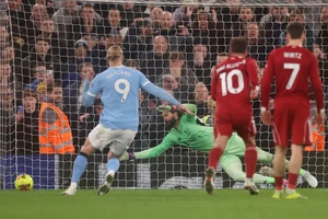 Haaland lần đầu lập công tại Anfield, Man City đi vào lịch sử 89 năm