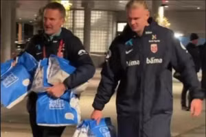 Haaland chiêu đãi đồng đội bánh mì khi Na Uy tiến sát vé dự World Cup 2026