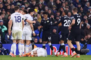 Tranh cãi khi tài năng trẻ Chelsea thoát thẻ đỏ dù ‘mất kiểm soát’