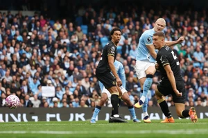 Liverpool, Chelsea và Man Utd đều thua sốc ở Ngoại hạng Anh 