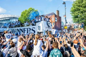 ‘Biển người’ đổ bộ phố London mừng Tottenham chức vô địch Europa League