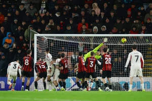 Man City tìm lại niềm vui, Liverpool thua tủi hổ