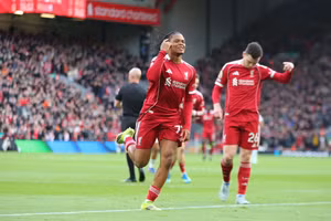 Thần đồng Ngumoha phá kỷ lục, Salah làm nên lịch sử tại Liverpool 