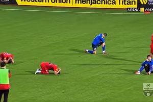 Khoảnh khắc cầu thủ gục xuống sân, bật khóc khi HLV qua đời giữa trận