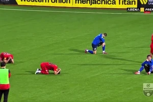 Khoảnh khắc cầu thủ gục xuống sân, bật khóc khi HLV qua đời giữa trận