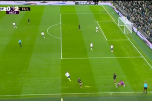 Thủ môn mắc sai lầm kinh hoàng, cổ động viên đòi sa thải HLV Tottenham 