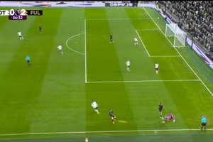 Thủ môn mắc sai lầm kinh hoàng, cổ động viên đòi sa thải HLV Tottenham 