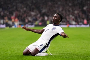 Ngôi sao chạy cánh thuộc biên chế Arsenal ăn mừng bàn thắng mở tỷ số trận đấu.