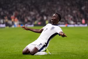 Ngôi sao chạy cánh thuộc biên chế Arsenal ăn mừng bàn thắng mở tỷ số trận đấu.