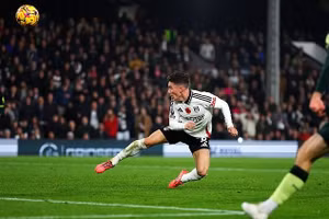 Chiến thắng khó tin ở trận đấu muộn nhất vòng 10 Ngoại hạng Anh