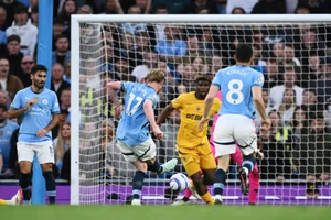 Man City thắng tối thiểu, De Bruyne chạm mốc huyền thoại như Messi