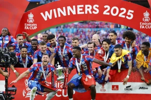 Crystal Palace mừng danh hiệu đầu tiên lịch sử, Man City có mùa giải trắng tay