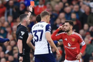 Fernandes nhận thẻ đỏ, Man Utd thua thảm Tottenham 